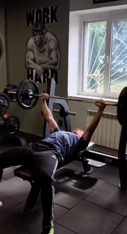 Жим штанги лежачи на максимальну кількість разів