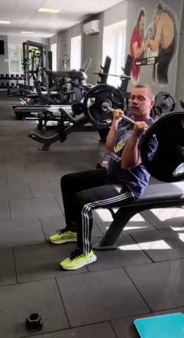 Підйом штанги на біцепс сидячи з лави, підняти максимальну вагу на раз