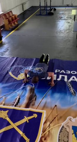 Згинання й розгинання рук в упорі лежачи